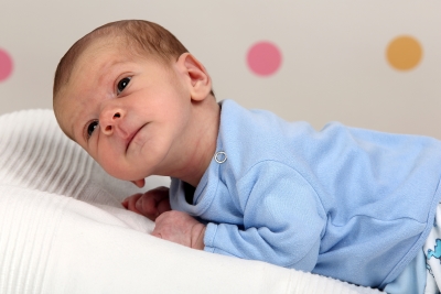 Gulėdamas ant pilvuko, 1 mėnesio kūdikis sugeba pakelti galvytę aukštyn ir pasukti į šoną