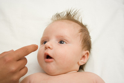 2 mėnesių mažylis turi fokusuoti žvilgsnį į žaisliuką ar mamytę