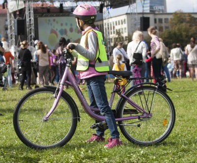 Mažieji dviratininkai privalo dėvėti šalmą, o tamsiu paros metu ar esant blogam matomumui - ir šviesą atspindinčią liemenę