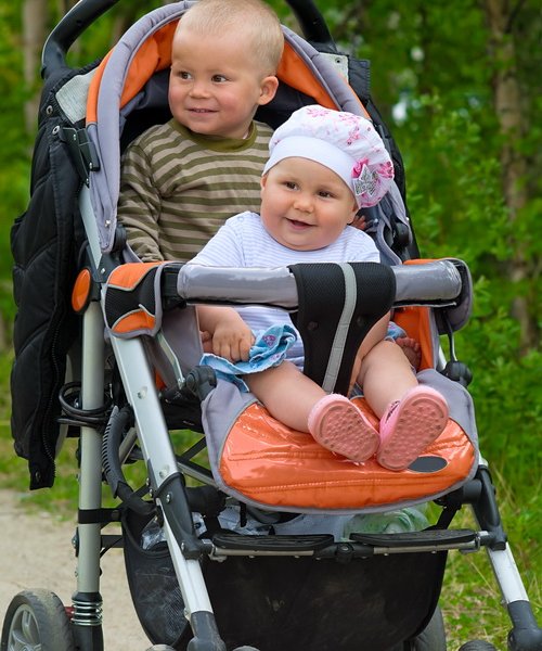 Itin patogu, kai vienu vežimu galite vežti pametinukus. Nuotraukoje pavaizduotas vežimas skirtas jau sėdintiems mažyliams