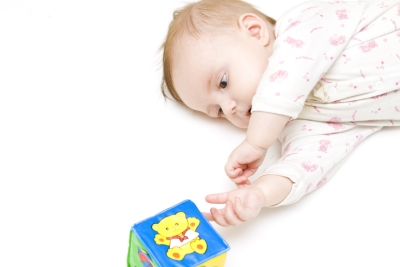 Galite įsigyti minkštų medžiaginių barškučių, kuriuos barškinkite neskubėdami iš abiejų šonų ir iš priekio