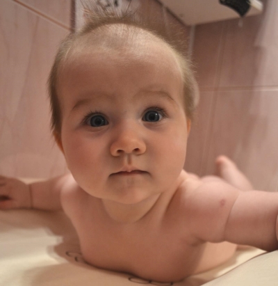 Mažylė labai mėgsta bučiuotis. Tikras meilumo įsikūnijimas! Čiups už kaklo, ausies, plaukų, ar ką tik sugebės nutverti, prisitrauks ir bučiuos!